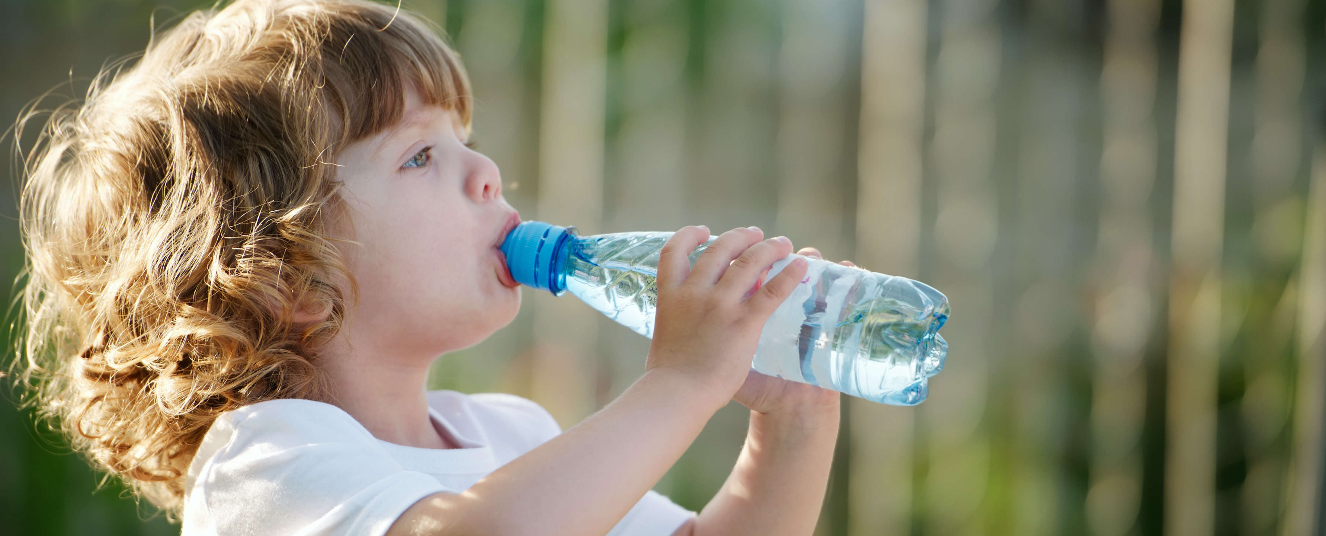Дети пьют из бутылки. Дети воды. Ребенок пьет. Человек пьет воду. Ребенок с бутылкой воды.